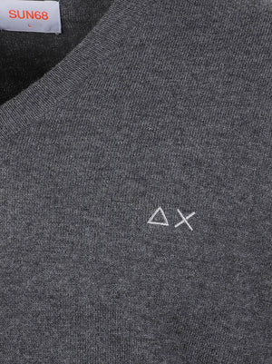 MAGLIONE UOMO SCOLLO A V BASIC - SUN68<BR/> K46104 47 Grigio scuro SUN68