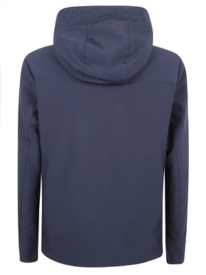 GIACCA UOMO CON CAPPUCCIO SOFT SHELL PACIFIC - WOOLRICH<BR/> CFWOOU1047MBUT3496 3989 MELTON BLUE WOOLRICH