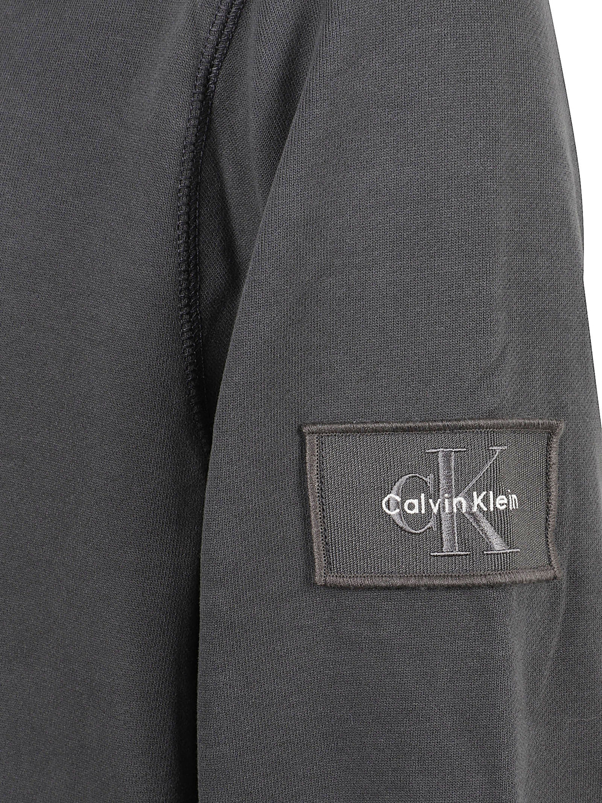 FELPA UOMO CON CAPPUCCIO 350TERRY BADGE  - CALVIN KLEIN JEANS <BR/> LV04RJ202G 8MN PIRATE BLACK CALVIN KLEIN 