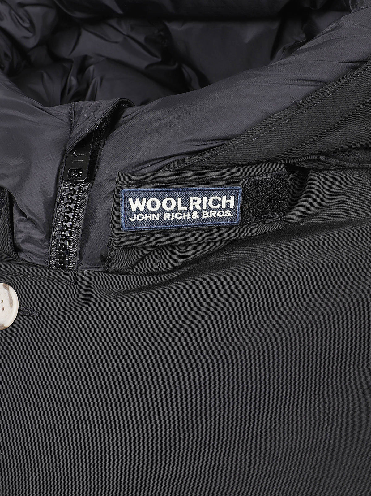 GIACCA UOMO CON CAPPUCCIO ARTIC - WOOLRICH <BR/> CFWOOU0483MBUT0001 BLK Black WOOLRICH 